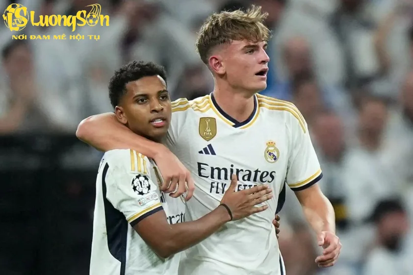 Mùa 2023/24, Nico Paz đã ra sân 5 lần tại La Liga và C1 cho Real, anh ghi 1 bàn thắng.